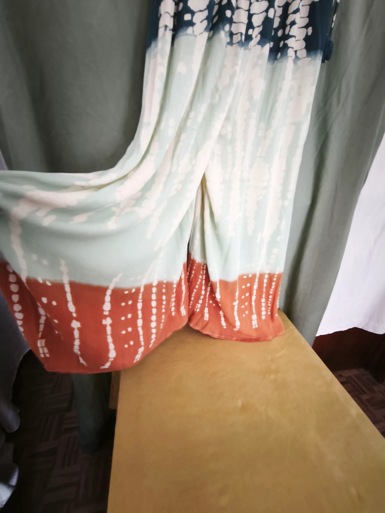 Stijlvolle jumpsuit met tie-dye patroon – photo 5